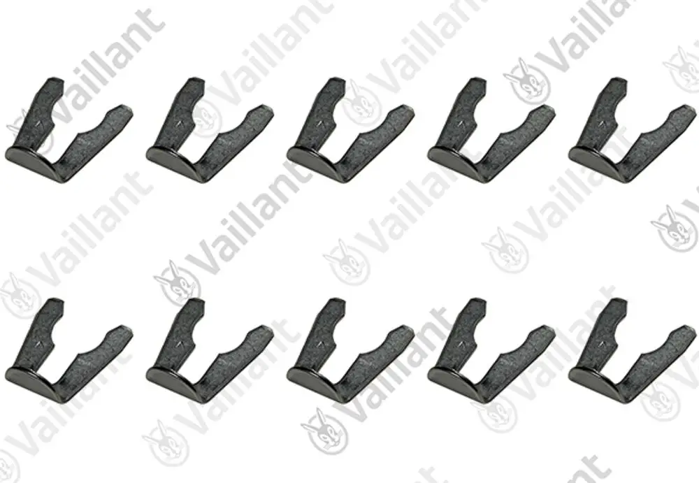 10 Vaillant Klammern in schwarzer Farbe, die für Anschlussarbeiten verwendet werden können. Die Klammern haben eine U-Form und sind stapelbar angeordnet.
